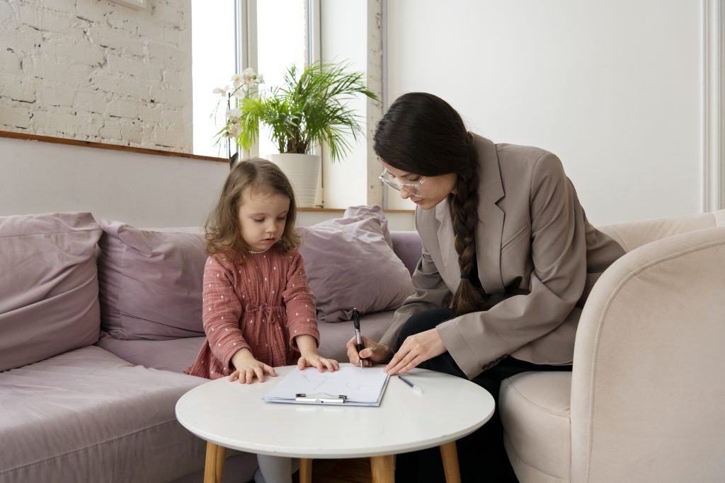 Turning Playtime Into Speech Practice at Home child doing therapy session with psychologist